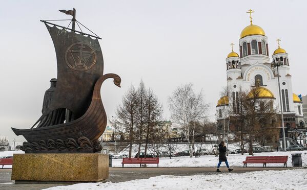 Храм на Крови и памятник святым Петру и Февронии в Екатеринбурге