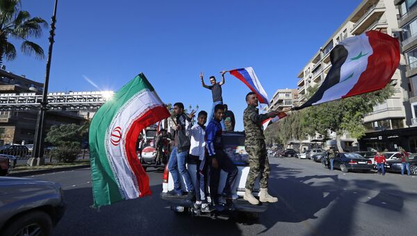 Сирийцы во время демонстрации против воздушных ударов коалиции под командованием США в Дамаске. 14 апреля 2018