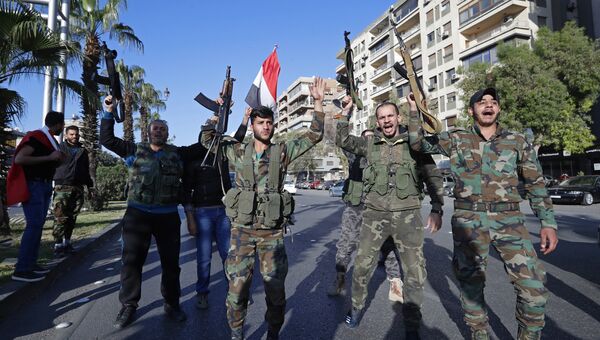 Сирийские солдаты во время демонстрации против воздушных ударов коалиции под командованием США в Дамаске. 14 апреля 2018