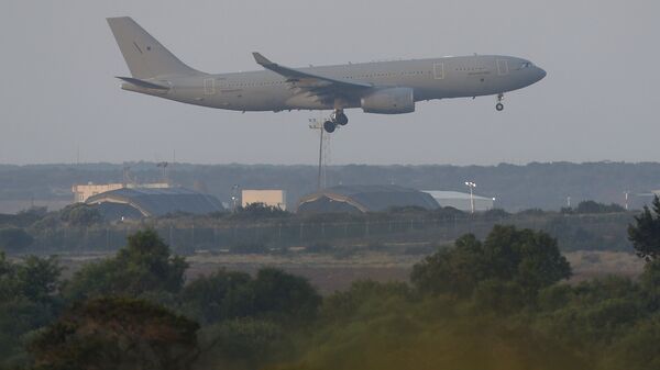 Самолет ВВС Великобритании готовится к посадке на британской военной базе на Кипре. Архивное фото