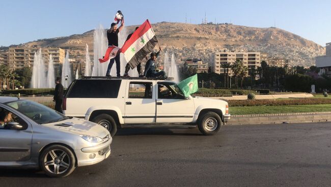 Жители на одной из улиц в Дамаске. Архивное фото