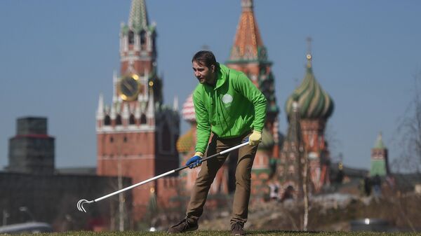 Участники городского субботника в парке Зарядье в Москве. 14 апреля 2018