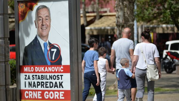 Предвыборный агитационный плакат бывшего премьера и президента Мило Джукановича на улицах Подгорицы в Ченогории. 14 апреля 2018