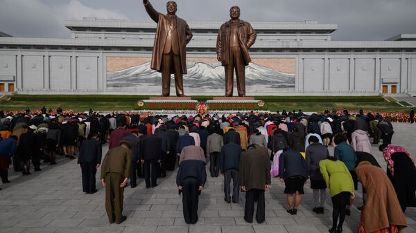 Жители КНДР у монумента лидерам Ким Ир Сену и Ким Чен Иру. Архивное фото