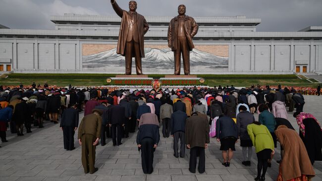 Жители КНДР у монумента лидерам Ким Ир Сену и Ким Чен Иру. Архивное фото