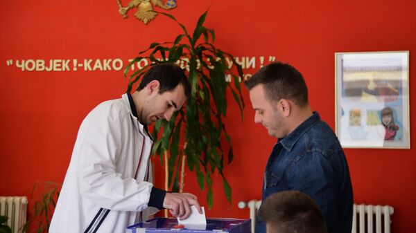 Мужчина голосует на выборах президента Черногории