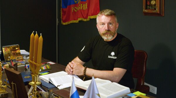 Экс-почетный консул РФ в Черногории Боро Джукич в своем кабинете в городе Будва