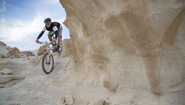 Велосипедист в пустыне Негев в Израиле
