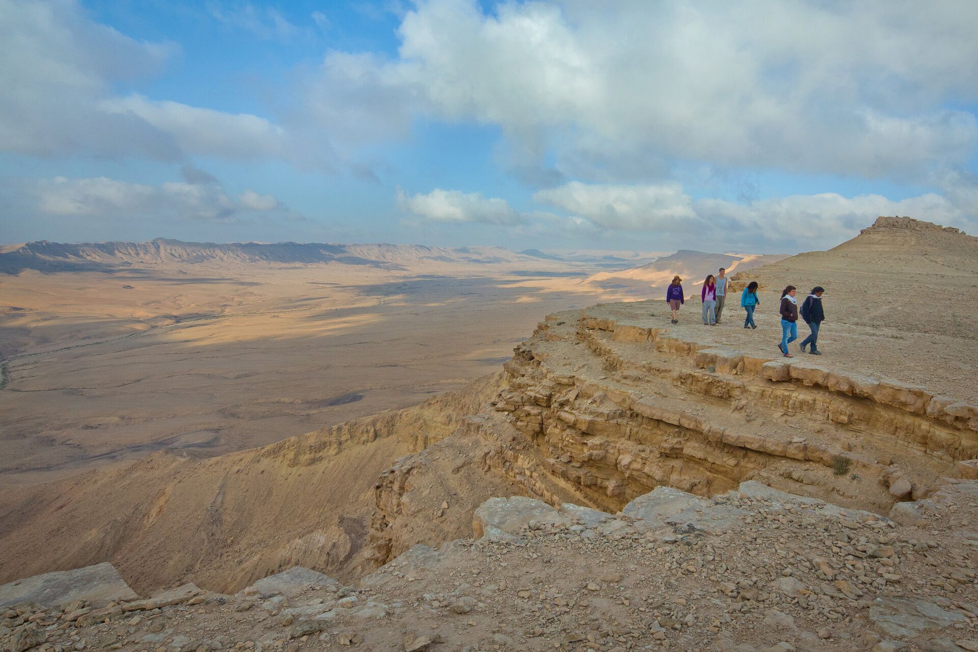 Прогулка по краю кратера Рамон в пустыне Негев в Израиле - РИА Новости, 1920, 14.06.2024