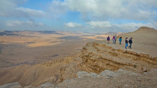 Прогулка по краю кратера Рамон в пустыне Негев в Израиле