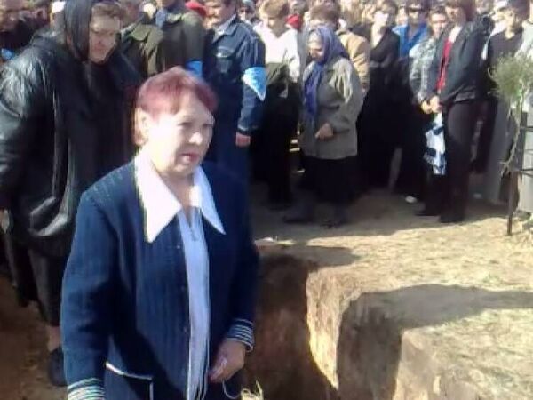 На похороны учительницы погибших детей в Беляевке пришли сотни людей