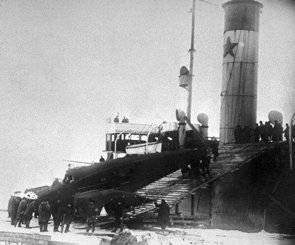Спуск самолета Чухновского на лед с палубы советского ледокола «Красин», участвовавшего в спасении экспедиции Нобиле. 