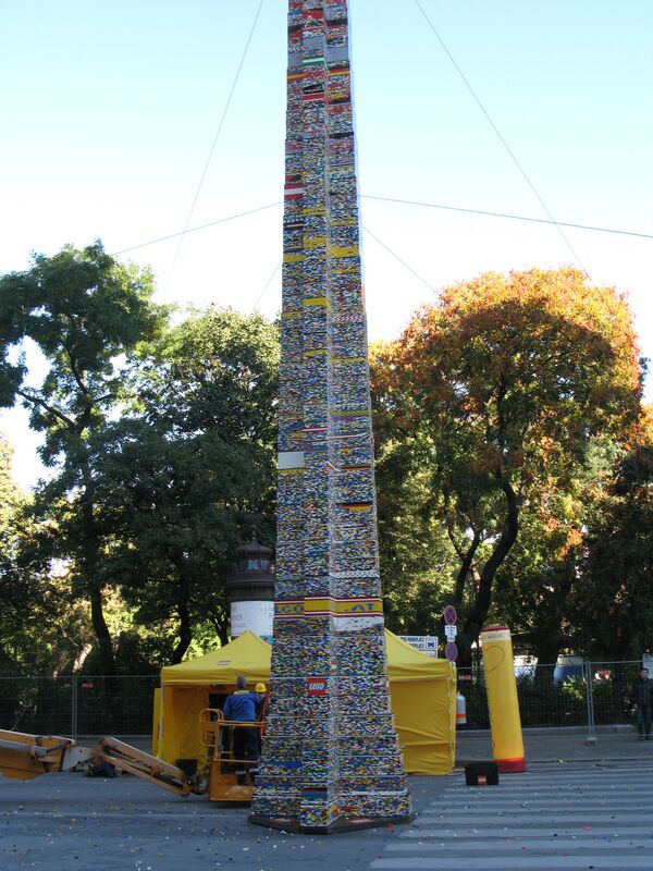 Дети в Вене соорудили самую большую в мире башню из Лего