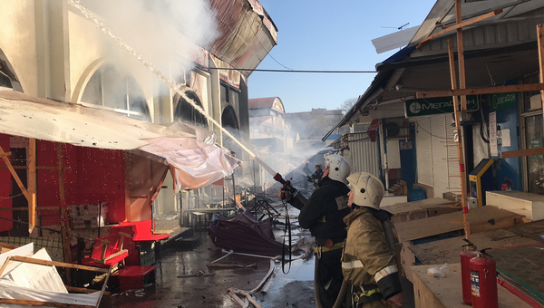 Сотрудники МЧС на месте пожара в одном из павильонов центрального рынка Нальчика. 16 апреля 2018