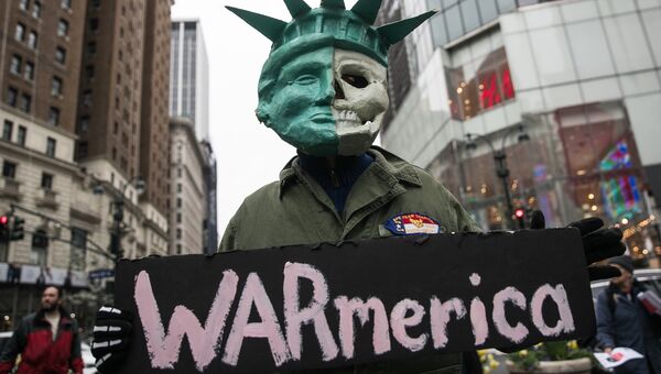 Участник акции протеста против ударов по Сирии в Нью-Йорке