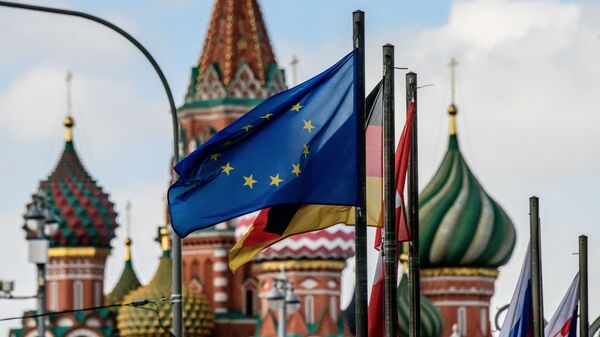 Флаги европейских государств и Евросоюза на фоне храма Василия Блаженного в Москве