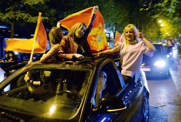 Люди радуются победе лидера Демократической партии социалистов Черногории Мило Джукановича в первом туре президентских выборов