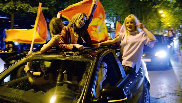 Люди радуются победе лидера Демократической партии социалистов Черногории Мило Джукановича в первом туре президентских выборов. 15 апреля 2018