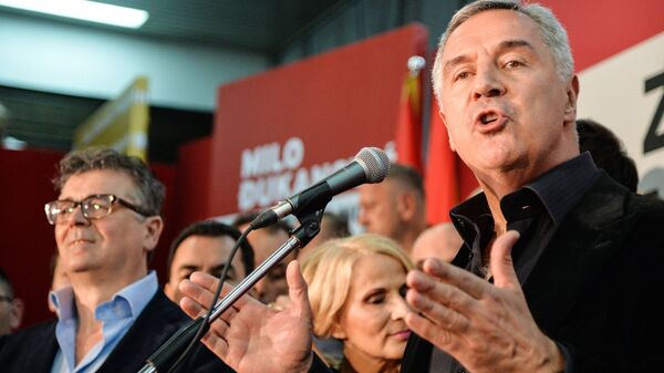 Лидер Демократической партии социалистов Черногории Мило Джуканович общается с избирателями после победы в первом туре президентских выборов