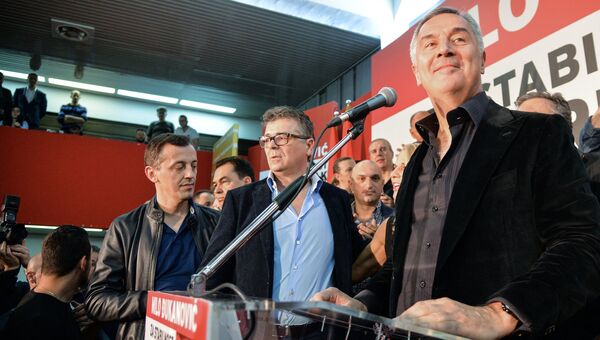 Лидер Демократической партии социалистов Черногории Мило Джуканович общается с избирателями после победы в первом туре президентских выборов. 15 апреля 2018
