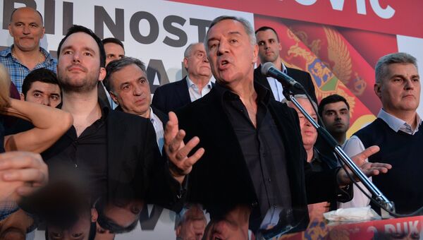 Лидер Демократической партии социалистов Черногории Мило Джуканович общается с избирателями после победы в первом туре президентских выборов. 15 апреля 2018