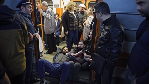 Участники акции гражданского неповиновения блокируют вагон Ереванского метрополитена. 16 апреля 2018