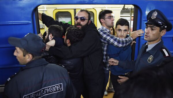 Участники акции гражданского неповиновения блокируют вагон Ереванского метрополитена. 16 апреля 2018