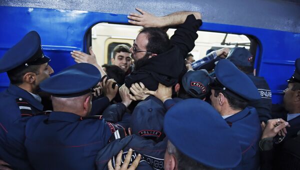 Сотрудники правоохранительных органов разблокируют вагон Ереванского метрополитена, заблокированный участниками акции гражданского неповиновения. 16 апреля 2018