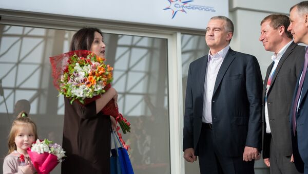 Глава Республики Крым Сергей Аксенов во время встречи первого пассажира нового терминала Крымская волна международного аэропорта Симферополь