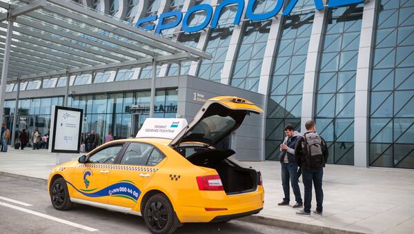 Такси у входа в здание нового терминала Крымская волна международного аэропорта Симферополь