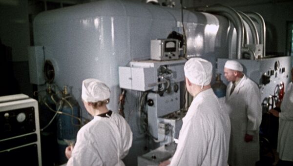 Медицинский персонал ведет наблюдение за состоянием космонавта, находящегося в барокамере. Архивное фото