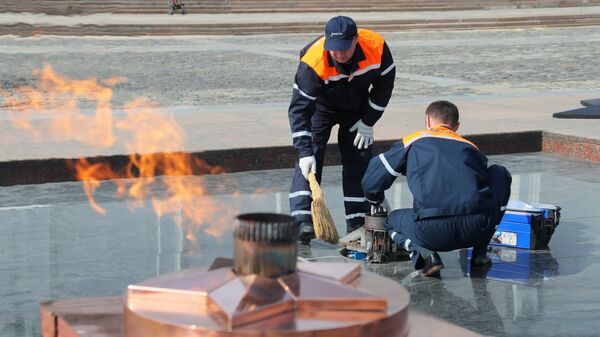 Сотрудники Мосгаз проводят профилактику Вечного огня на Поклонной горе в Москве