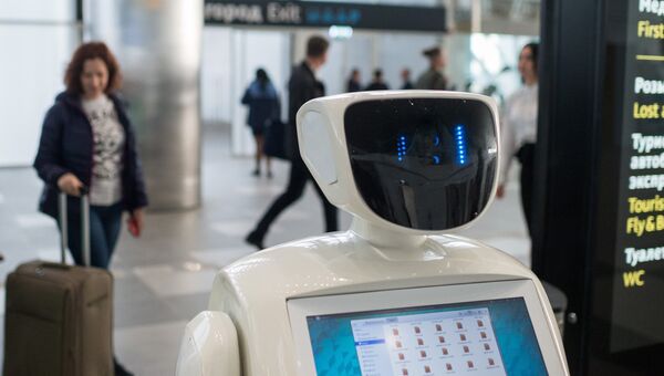 Робот Симфи, который  может сфотографировать пассажиров по их просьбе, а также ответить на их вопросы о новом терминале Крымская волна международного аэропорта Симферополь