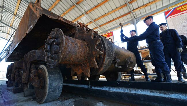 Военнослужащие проводят работы по восстановлению американского танка Sherman в Приморском крае