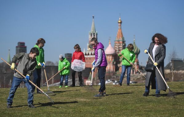 Участники городского субботника в парке Зарядье в Москве