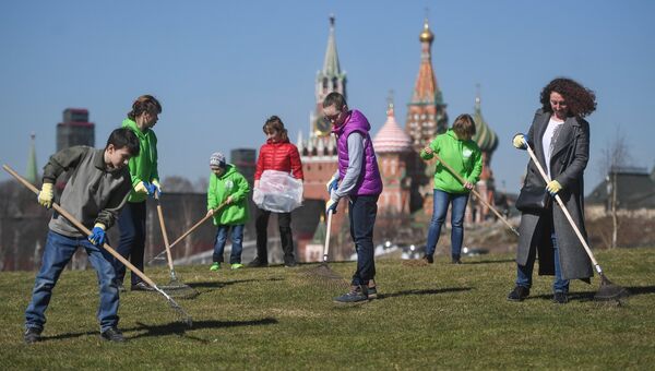 Участники городского субботника в парке Зарядье в Москве
