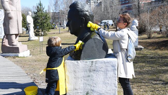 Участники общегородского субботника в Парке искусств Музеон. Архивное фото