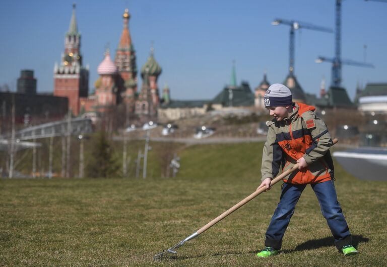 Участники городского субботника в парке Зарядье в Москве