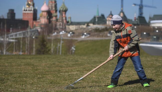 Участники городского субботника в парке Зарядье в Москве