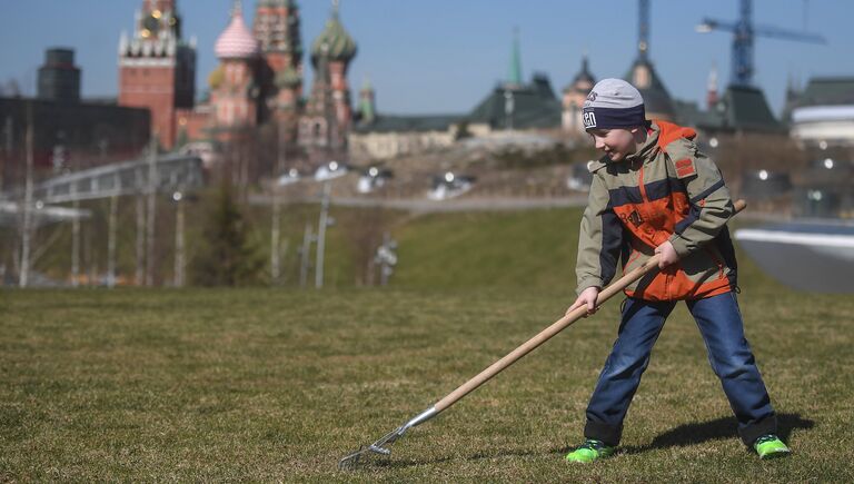 Участники городского субботника в парке Зарядье в Москве