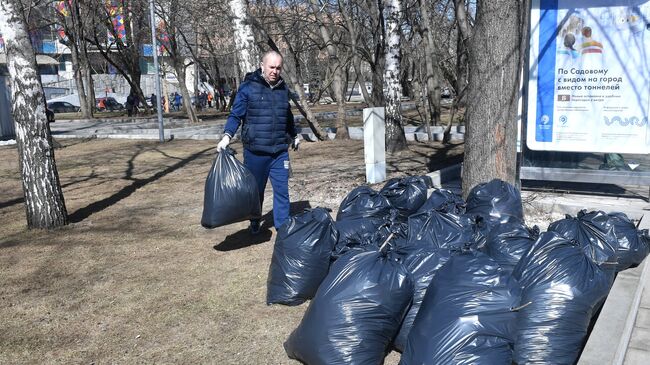 Жители Москвы принимают участие в городском субботнике