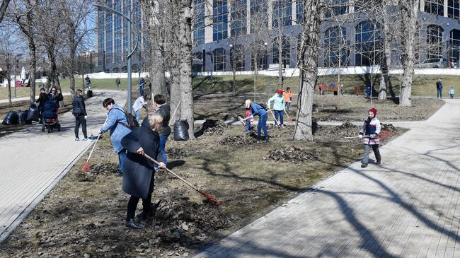 Жители Москвы принимают участие в городском субботнике