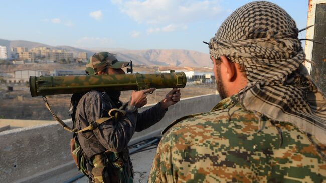 Сирийские военные на боевой позиции в городе Дума