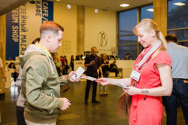 На постоянной основе Юлия занимается работой с посетителями — контроль билетов на входе, раздача буклетов, информирование, распределение направления очередей На постоянной основе Юлия занимается работой с посетителями — контроль билетов на входе, раздача буклетов, информирование, распределение направления очередей
