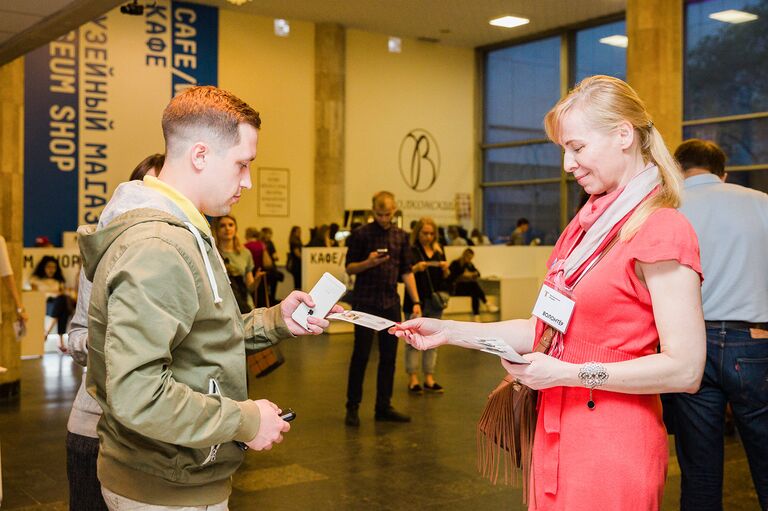 На постоянной основе Юлия занимается работой с посетителями — контроль билетов на входе, раздача буклетов, информирование, распределение направления очередей