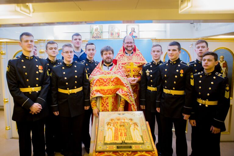 Литургия в храме Николая Чудотворца на крейсере Аврора Литургия в храме Николая Чудотворца на крейсере Аврора