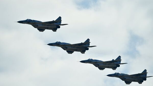 Многоцелевые истребители МиГ-29 на авиационном параде
