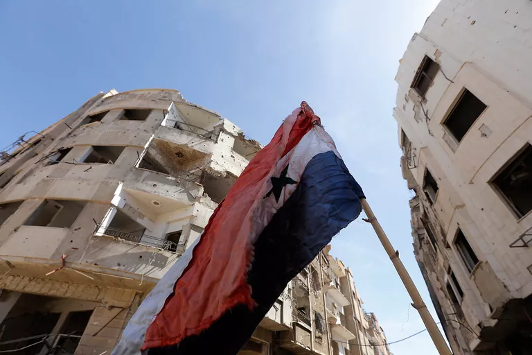 Сирийский флаг на разрушенной улице в Восточной Гуте Сирийский флаг на разрушенной улице в Восточной Гуте