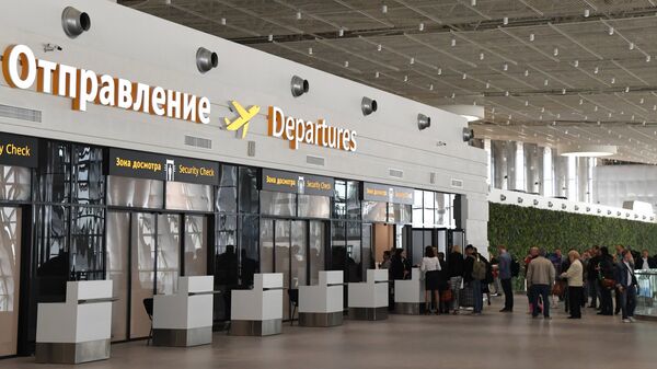 Пассажиры у зоны предполетного досмотра в новом терминале Крымская волна международного аэропорта Симферополь