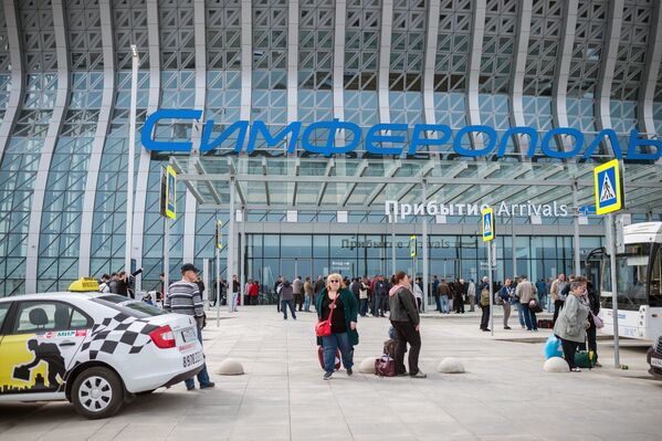 Пассажиры у здания нового терминала Крымская волна международного аэропорта Симферополь